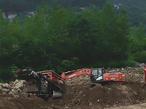 国土交通省 立山砂防事務所 on Instagram: "「粒径処理現場の確認！【7/22（月）】」 R6 金山谷基幹砂防堰堤工事 辻建設（株）では「砂防ソイルセメント工法」にて砂防堰堤をつくっています。 「砂防ソイルセメント」とは、土砂とセメント等を撹拌・混合したものです。本工事では、砂防堰堤の中詰材として使用します。現地発生土砂を使用することで、土砂の有効活用及びコスト縮減が期待されます！ 粒径処理現場では、自走式スクリーンに土砂を投入し、粒径10cm以下の土砂と10cm以上の玉石に分けている状況を確認しました。 従来の粒径処理工法に比べ、工期の短縮が期待されます！ （くどう） #国土交通省#立山砂防事務所 #立山砂防#立山カルデラ #生産性向上 #水谷出張所 #富山県#とやま #砂防施設#砂防 #砂防堰堤 #粒径処理 #若手職員 #辻建設株式会社 #辻建設 #砂防ソイルセメント"