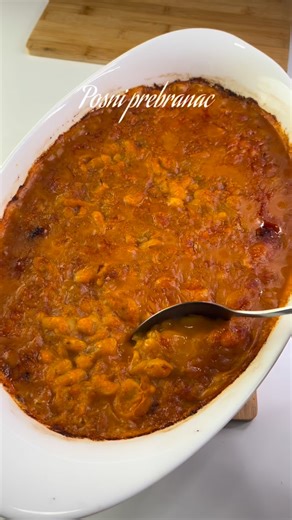 Ivana Tešanović on Instagram: "Posni prebranac🤗 600gr pasulja 500gr crnog luka 4 lista lovora 150gr praziluka vegeta, so, biber, mlevena crvena paprika malo chilli papričice 100ml ulja Postupak: Pasulj stavite u šerpu i prelijte vodom te ostavite da proključa. Kada je proključao procedite ga i naspite novu vodu u šerpu i ostavite da se skuva (ne sme se raspadati). Iseckajte crni luk po želji (na kolutove ili sitno). Na ulju propržite crni luk i praziluk, pa kada luk omekša dodajte začine po uku