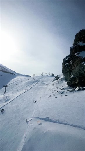 Ski Test Rossignol 2026: il calendario è online. Tutte le date ufficiali sono finalmente fuori e questo è un segnale forte: stiamo entrando nel vivo dell’inverno 😏 Dietro ogni ski test c’è molto più di una semplice “prova sci”. C’è lo staff che arriva prima di tutti, prepara i materiali, ascolta come scii e ti mette sotto ai piedi lo sci giusto. Curve fatte al mattino presto, confronti tra modelli, set-up su misura e consigli pratici che cambiano davvero il tuo modo di stare in pista 👩🏻‍🔬 Sc