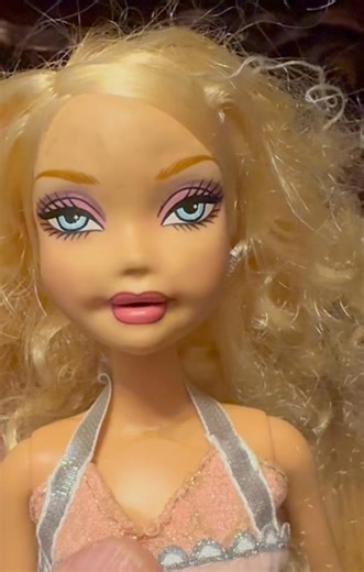 My Scene Fab Expressions Kennedy doll. 🤣 she has 5 buttons on her back to make her facial expressions. Pressing more than one at a time really makes her face go crazy. See comments for what doll looks like in original packaging | The Wizard of Dollz Doll Restoration