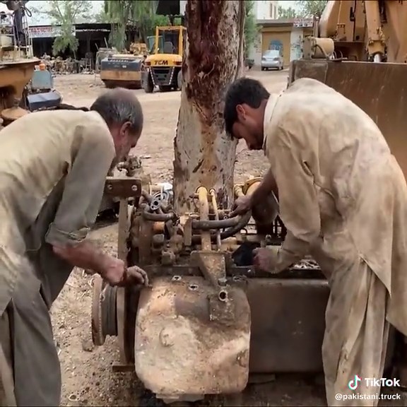 Rebuilding Komatsu D65-A Dozer Engine: Repairing a Bad Piston