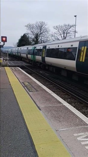 southern train coming in to Berwick
