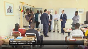 A magyar Hungary Helps program és a Baptista Szeretetszolgálat segítségével újult meg egy iskolaépület Csádban. Az épületben immár kulturált körülmények között tanulhatnak a helyi, illetve a más afrikai országokból érkezett menekült gyerekek. Elemzők szerint fontos, hogy Csád továbbra is stabil maradjon a Száhel-övezetben, amely a Föld egyik válságzónája. | M1