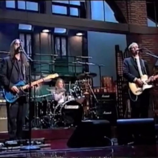 “I feel the pain of everyone, then I feel nothing.” Late night Dinosaur Jr. 🦖. This is a fantastic song, particularly that guitar riff and those lyrics. These lyrics kinda relate to me. You really can spend a lot of time trying to feel and help your friends, but you definitely need to take time to re-charge, or else you’ll feel nothing. I think I need to recharge. • #grungebible #NOTgrunge #dinosaurjr | The Grunge Bible