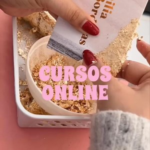 Aprende y emprende con mis Cursos Online! Inicia tu negocio de papelería social🤩 Este paquete de Cursos incluye TODO (de verdad todo) lo que necesitas para iniciar, aprende a diseñar, armar, y a llevar tu negocio a redes sociales de la mejor manera💖 No necesitas ningún conocimiento previo, conmigo aprendes TODO | Anakaren The Atelier