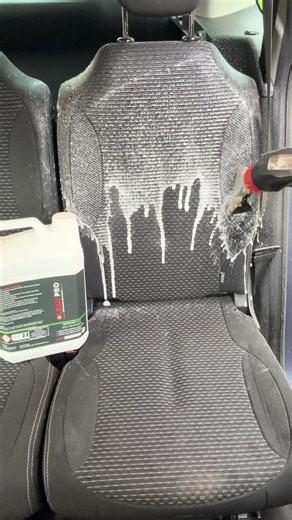 CleanPro on Instagram: "T’as déjà vu l’état de tes sièges de voiture après quelques mois ? 😅 Entre la poussière, la transpiration, les taches de boisson, les traces de jean, les poils de chien, la bouffe… ça s’incruste dans le tissu et au bout d’un moment ça devient juste IMPOSSIBLE à rattraper “vite fait”. Aujourd’hui je te montre la méthode la plus efficace pour récupérer des sièges tissu (même très sales) : ➡️ APC CleanPro + injecteur extracteur = combo de malade. Le but c’est pas de “frotte