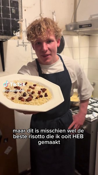 Risotto carbonara🧀🥓 Een klassieker in een nieuw jasje! Ingredienten voor 4: * 400 gr risottorijst * 300 gr guancale (of normale spekjes) * 200 gr parmezaan of pecorino (half half is het lekkerst) * 5 eierdooiers * 2 sjalotten * 1.5 L groenteboullion * Witte wijn om af te blussen * Peper * Optioneel een pasr blokjes boter Maken: 1. Snijd de guanciale in stukjes en gooi in een koude pan op het vuur. Als je geen koude pan gebruikt kan niet al het vet mooi afsmelten. 2. Snipper je sjalotten en zet