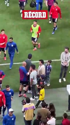 NADIE SE LO QUIERE PERDER Ya casi comienza el clásico y Amaury Vergara, Sergio Pérez y Javier Hernández conversaron un poco antes del partido.