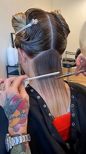 Comb control and why💡 By now we all know that the 3 no-no’s in cutting a blunt perimeter are elevation, tension and over-direction. By using the comb to create our line we are simply eliminating 2 of the 3. The comb will naturally control your tension. Wet hair is elastic so the more we pull on wet hair, the more it shrinks when dried. The comb will minimize tension and help to eliminate graduation. Using the comb and cutting against or close to the skin will also help to eliminate graduation. 