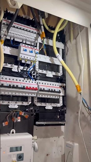 NO ONE WANTED TO REPLACE THIS BOX | DUTCH ELECTRICIAN #electrician #installation #sparky