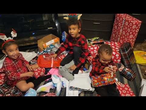 Opening presents Christmas morning 2025 / Christmas Eve / #christmas #christmaspresents #gifts