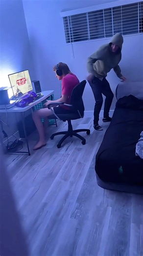 Surprise my best friend #emotionalvideo #heartwarming #surprisevideo #reunion #bestfriend