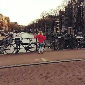 shaking booty BODYPAINT JEANS out in amsterdam! JEANS Bodypaint PRANK