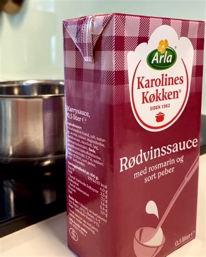 🚨 DETTE ER IKKE EN KARRYSAUCE! 🚨 Vi indrømmer det: Vi har lavet en fejl. På et enkelt batch af Arla Karolines Køkken Rødvinssauce har det lille ord ”karrysauce” sneget sig ind på emballagen. Dette er naturligvis en fejl. Rødvinssauce indeholder ikke karrysauce. Vi gentager: 📣 Arla Karolines Køkken Rødvinssauce indeholder ikke karrysauce! Rødvinssaucen (den, der ikke indeholder karrysauce, selvom det beklageligvis står på emballagen) er landet i en række butikker og kan altså findes på hylden 