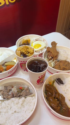 May bagong kainan dito sa Taguig. This is Fredos Pinoy meals located at the back of Venice Grand Canal Mall. Offers different filipino food gaya ng mga inorder kong Sisig Beef Kaldereta Beef Tapa Kare-Kare Chicken Meron din silang ibat ibang miryenda like spaghetti, palabok ,halo-halo and many more. Affordable kaya swak sa budget ng mga pinoy. Visit them na located lang sila sa Grand Venice Canal Mall. #FredosBagongPaborito #FredosPinoyMeals #MasarapNaMainit #MabilisNaSulit