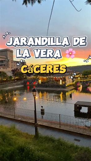 Pedro Garcia 💚🙌 on Instagram: "Hoy te traigo este pueblo increíble de Extremadura: Dicen que el que viene " no se quiere ir " ✨ Ambiente medieval, calles vivas, ocio y restauración. 🔥 El 7 de diciembre se vive Los Escobazos, una fiesta que no te puedes perder ! 🌿 La Aliseda, un chill lleno de luces y muchísimo encanto. Ideal para tomar algo. 🍔 Para comer, La Chata: las mejores burgers de la zona. 🏡 Y para alojarte, La Finca La Coronilla: un paraíso rodeado de montañas, cabañas rurales prec