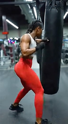 Strong female boxing training 🥊 full body power and control #boxingfitness #fitwomen #workoutshorts
