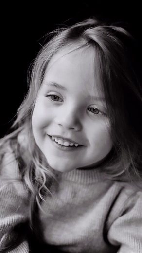 Marianne Lacoste / Photographe Lyon - Photographe Naissance - on Instagram: "Je suis une inconnue pour elle. Alors oui, j’ai demandé. Pas une fois. Plusieurs fois. J’ai reposé la question parce que ça la faisait sourire. Parce qu’elle riait de me voir attendre. Parce qu’à chaque fois, elle comprenait qu’elle avait le choix. Vraiment. Demander, ce n’est pas un excès de prudence. Ce n’est pas une peur. C’est une attention. Un respect silencieux. Je suis une adulte. Elle est une enfant. Et justemen