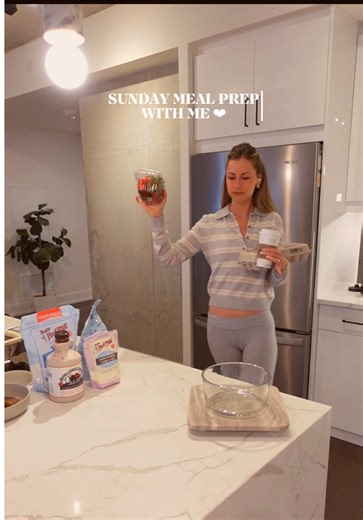 all recipes below!🫶 🍓STRAWBERRY COTTAGE CHEESE BREAD: - 2 ripe bananas - 2 eggs - 1 cup cottage cheese - 1/4 cup maple syrup - 1/4 cup coconut oil - 1/4 milk - 2 tsp vanilla - 1 1/2 cup 1:1 baking flour - 1/2 cup almond flour - 1 tsp each: baking soda & baking powder - 1 tsp cinnamon - 1/4 tsp salt - 2 cups chopped strawberries **bake at 350 for 40-50 minutes & enjoy! xx 🌱EREWHON’S KALE WHITE BEAN SALAD Salad - 350g bag of shredded kale - 19oz can white kidney beans - 1 lrg avocado (for servi