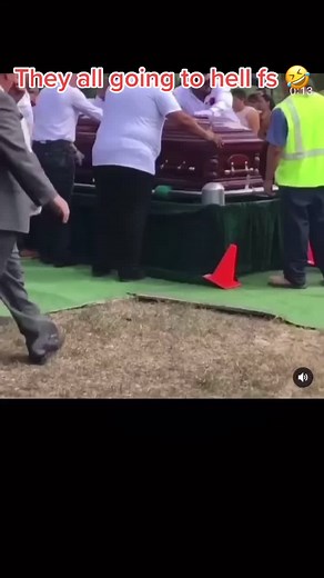 #fyp #funnyvideo #funny #funeral #casketfail #goingtohell #farewell #viral #smh #notcool #failarmy #foryourpage #frijo1ito