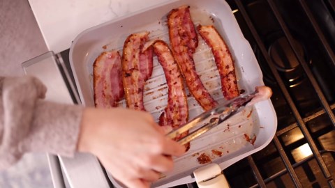 Ayerphalo Bacon Grease Container with Strainer - 46OZ Large Capacity, With Silicone Wooden Spatula, Enamel Bacon Grease Keeper for Bacon Drippings, Farmhouse Red Kitchen Decor, Dishwasher Safe