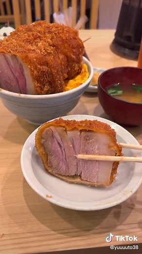 日本一ぶ厚いカツ丼！とろとろ半熟のたまごの上に600gのカツがのってて食べ切れない分は持ち帰りもできる🍚 #東京グルメ #とんかつ丸七