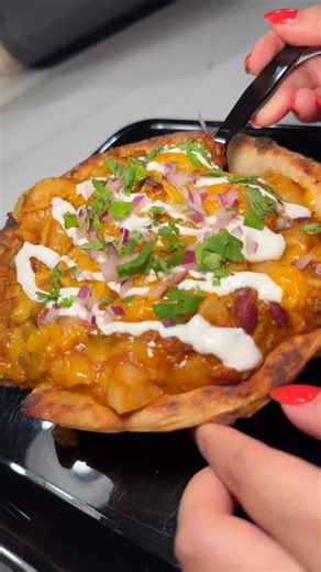 Rich chili, creamy cheese, and pasta baked inside bread make CHILI MAC AND CHEESE PASTA BREAD BOWL the ultimate comfort overload! 🍞🧀 #RABSCOUNTRYLANES #BOWLATRABS #STATENISLAND #NY 📍1600 Hylan Boulevard, Staten Island, NY | Rab's Country Lanes