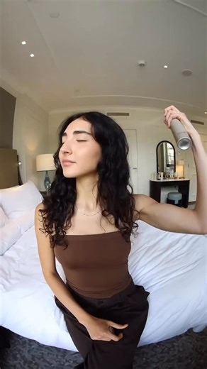 Keune_Greece on Instagram: "GET READY WITH FLAVIA Όποιος κι αν είναι ο καιρός, είμαστε έτοιμοι να ξεκινήσουμε τη μέρα δυναμικά. Για ένα look που αντέχει παντού - από τη ζωή στην πόλη μέχρι το απόλυτο model off-duty vibe. Χρησιμοποιούμε το Climate Control και το Royal Tribute Serum, το ιδανικό city-proof δίδυμο για γεμάτη ημέρα και effortless, φυσική λάμψη. Discover Next Generation Haircare here: www.e-papageorgiou.gr #KeuneGreece #Keune100Years #ProfessionalHairCare"