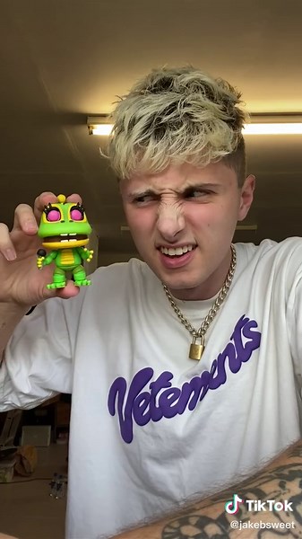 Interactive Frog Toy Exploration and Assembly