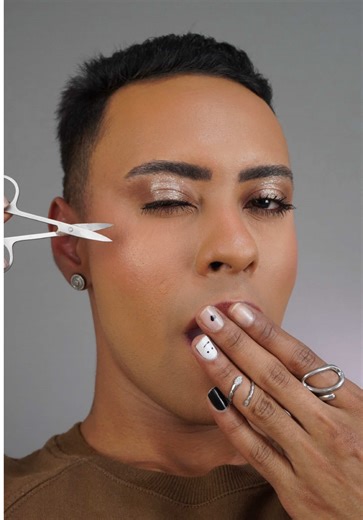 Aprenda de uma vez por todas a fazer uma pálpebra luz pra abrir o olhar, de uma forma fácil e segura. Pra que busca um olhar mais marcante essa é a técnica. Ib @alexandraclaudia #maquiagem #beleza #makeup