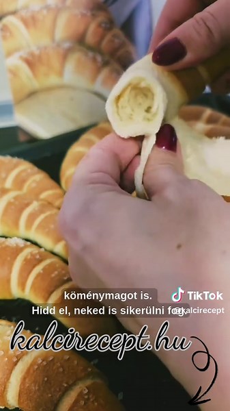 A békebeli ropogós kifli receptemet 🥐 sokaknak nem kell bemutatni, de van, aki még nem ismeri. Az ország kedvenc kiflije, amit gyerekkorunk óta sajnos nem sok pékségben lehet kapni – de szerencsére otthon is elkészíthetjük! Kívül ropogós, belül puha és foszlós… ahogy szeretjük! Süsd meg, tekerd le, és mártogasd kakaóba vagy kefírbe! Nem fogsz csalódni! 😉 Receptet megtaláljátok a profilomban
