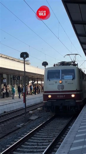 Nachdem Transdev den S-Bahnbetrieb auf der Strecke zunächst einstellen wollte, wurde doch noch Ersatz gefunden - und der hat ordentlich Charme!🚆 Wir sind heute bei Lukas, Urs und Johannes mitgefahren und dabei kam bei der Bahnfahrt ein ganz schönes Nostalgie-Gefühl auf. Die Fenster lassen sich noch hoch- und runterschieben, Türen müssen mit kräftigem Ziehen geöffnet werden und Sitze können in der 1. Klasse sogar zum Schlafen zusammengerückt werden.🤩 Habt ihr die Retro-Ersatzzüge auf der Streck