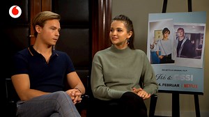 „[...] jeder Mensch baut im Laufe seines Lebens die ein oder andere Fassade auf“, findet Schauspieler Dennis Mojen, der im Netflix-Film „Isi und Ossi“ in die Rolle des boxenden Oskar schlüpft. Zum Umgang mit Vorurteilen, Authentizität und ob Geld glücklich macht, haben wir mit ihm und Lisa Vicari („Isi“) gesprochen. vod.af/IsiOssiFB | Vodafone Deutschland