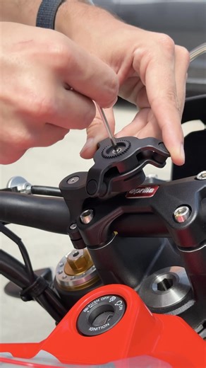 The Quad Lock Motorcycle Kit is the ultimate solution for securely mounting your Galaxy to your motorcycle or scooter. | QUAD LOCK