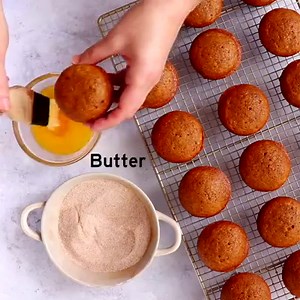 Donut Pumpkin Muffins are the perfect combination of donuts muffins! Moist spiced pumpkin muffins are baked, coated in butter & tossed in cinnamon sugar - just like a donut! #Pumpkin RECIPE: https://thenovicechefblog.com/donut-pumpkin-muffins/ | The Novice Chef