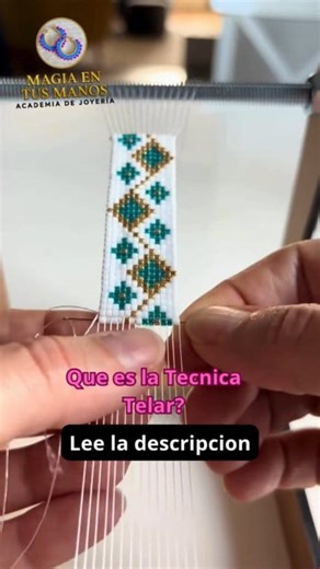 🎨✨ ¿Has escuchado hablar de la técnica telar en joyería artesanal? Es una de las formas más lindas y precisas para tejer pulseras con mostacillas 💎 Consiste en usar un pequeño telar donde colocas los hilos base (la urdimbre) bien tensos. Luego, con una aguja e hilo, vas pasando las mostacillas fila por fila hasta formar el diseño. 🪡 Paso a paso: 1️⃣ Coloca los hilos base en el telar. 2️⃣ Enhebra la aguja y carga las mostacillas del primer patrón. 3️⃣ Pásalas por debajo de los hilos, y luego p