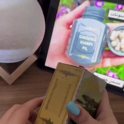 حبوب جنسنج لزيادة الوزن GINSENG KIANPI PIL هي نوع من الكبسولات الصينية اشتهرت باحتوائها على الجنسنج وانها مكمل غذائي رائع وتقوم بزيادة الوزن الى ان يصل الشخص للوزن المطلوب ثم توجد هناك بنفس العبوة كبسولة واحدة بلون مختلف تقوم بالمحافظة او بالاصح تثبيت الوزن الذي تم الحصول عليه اسمها التجاري المسجل عليها ginseng kianpi pil تعمل على تحفيز الشهية، وزيادة قدرة الجهاز الهضمي ، وتحسين الاستفادة من العناصر الغذائية، وتحسين مقاومة الجسم الطبيعية ضد الأمراض ، مما يؤدي بالتالي إلى تحسين الصحة. اكتساب الوز