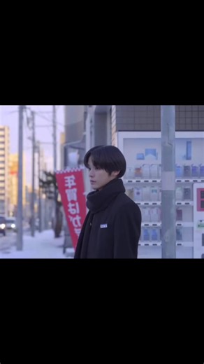 16歳で出逢った人は、一生忘れられないらしい。 昔はさ、そんなのただの綺麗事だろって思ってた。 でも、今ならわかる。 あれは多分、“忘れられない”んじゃない。 その人がいてくれたことで、自分の人生の形がガラッと変わっちゃうんだよね。 だから、ずっと消えない。 俺にとってのそれが、〇〇だった。 高校一年の春。 入学式の日のこと、今でもよく覚えてる。 桜がめちゃくちゃ散ってて、風が吹くたびに花びらが舞ってた。 漫画みたいだな、なんて思いながら歩いてたら、前を歩いてた女子の髪に桜が引っかかってて。 その女子が、〇〇だった。 本人は全然気づいてなくて、友達と楽しそうに笑いながら歩いてて。 なんとなく声をかけようかなって思ったんだけど、結局できなくて。 その時は、まさかその子が自分の人生を大きく変えることになるなんて、これっぽっちも思わなかった。 〇〇とはクラスが同じになった。 でも、最初は全然話さなかった。 ちゃんと話したのは、五月くらいだったと思う。 放課後、日直の仕事がたまたま被ったんだ。 黒板を消して、プリントを運んで、職員室から戻る途中、〇〇が急に、 『陸って、意外と喋るんだね』 って