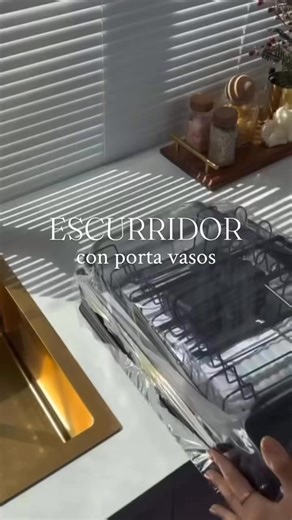 😍Con porta vasos y sistema de drenaje. Este es el escurridor que necesitas en tu cocina. Espacioso, elegante y hermoso.🥰👇 🫶ESCURRIDOR DE PLATOS CON DRENAJE Y PORTA VASOS ₡12.900.✨ 🍽️Ya no batalles por tener que hacer una torre de vasos a la hora de secar tu platos. Este escurridor te brinda espacio para platos, vasos, cubiertos y demás utensilios sin tener que apilar una gran torre. Cuenta con dos niveles, uno para platos, uno para ollas, un espacio para cubiertos y cuchillos y los portavas