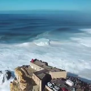 In Nazaré, Portugal, surfer Sebastian Steudtner rode a 26.2-meter wave, setting a new world record for big wave surfing. An unbelievable feat!