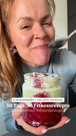Stef | Abnehmen | Sport | Wohlfühlen | Mindset on Instagram: "30 Tage/30 Fitnessrezepte 6/30 Raspberry Chia Matcha Bowl Herrlich war die lecker und dabei sooo einfach gemacht!! 388kcal: 22g KH | 38g Protein | 13g Fett | 11g Ballaststoffe Rezept: 100g gefrorene Himbeeren 1 El Chiasamen Süße nach Geschmack (hatte Justlikesugar in Ahead) - Himbeeren erwärmen, mit Chiasamen mischen und in ein Gefäß füllen 200g griechischer Joghurt 50g Mandeldrink 25g Matcha Protein @ahead_nutrition (Werbung) - misch