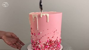 Drip cakes for LIFE 🍰 by British Girl Bakes IG: https://bit.ly/2WD48IV | Beautylicious