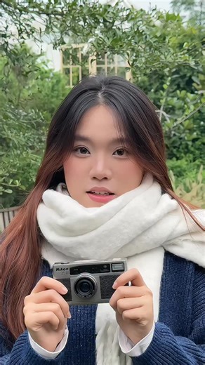 Hanoi Film Camera Store on Instagram: "🍂 Nikon 35Ti – Giữ lại mùa thu Hà Nội trong từng khung hình 🍁 Tháng mười một, Hà Nội dịu dàng hơn bao giờ hết — lá vàng phủ kín lối đi, nắng vương trên mái ngói cũ. Trên tay Nikon 35Ti, chiếc compact titan tinh tế với ống kính Nikkor 35mm f/2.8, mọi khung cảnh đều hóa nên thơ, sống động và đầy cảm xúc. Chỉ cần một cuộn Kodak Color Plus, là đủ để giữ lại sắc vàng của lá, ánh sáng buổi chiều và chút yên bình của mùa thu. ✨ Nikon 35Ti – không chỉ chụp ảnh, m