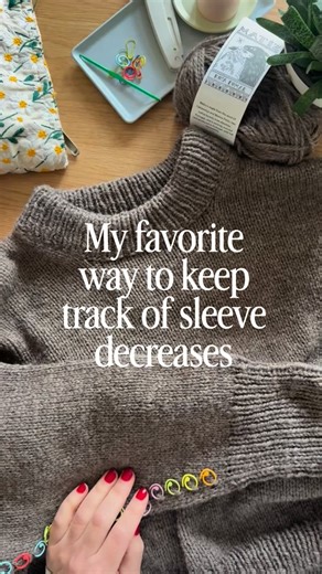 Alex | Knitting on Instagram: "Never forget where you’re at in your decreases with this simple way of keeping track. I love using the @cocoknits split ring markers because they’re so versatile 💕 how do you use yours? I’m working on my Autumn Pullover by @ozetta in this clip 💕 knit with @retrosariarosapomar Matiz Knitting sweaters can be intimidating - but I promise there are so many ways to make it easier! If you have a hard time “reading your knitting” keeping track of your decreases with sti
