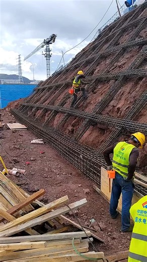 The Backbone of the Mountain: Building a Reinforced Slope Stabilization Wall! ⛰️🔒 ​Witness heavy-duty civil engineering in action! This video shows the intense construction of a reinforced concrete grid wall—a critical structure built to stabilize a steep, exposed slope, often near major infrastructure like highways or large buildings. This isn't just cosmetic; it's a vital safety measure against landslides and soil erosion. ​Precision and Strength in Every Bar ​This complex structure requires 