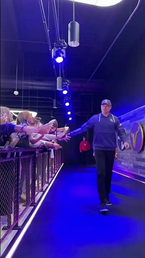 Kevin O'Connell headed out to the field for Vikings vs. Packers 🤝