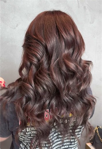 From vivid pinks & purples to brunette 🤎 Because of how heavily pigmented the hair was, a filler toner alone wasn’t enough — so we shampoo-bleached before applying the final brown. A perfect example of trusting the process and respecting the hair. Final result at the end ✨