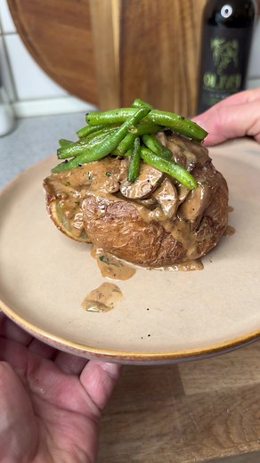 Nogle gange skal aftensmad bare være helt simpelt… og sådan en bagt kartoffel fyldt med svinemørbrad i cremet champignonsauce og stegte bønner, det er altså comfort food, når det er bedst😋 Opskrift til: 4 personer Tid i alt: 45-60 min Det skal du bruge: 1 hel svinemørbrad (det er nok til 4 personer) 4 store bagekartofler 1 pose frosne bønner (valgfrit) Mel (til panering) Olie og smør (til stegning) Salt og peber Champignonsovs: 300-400 g brune champignon 1/2 liter piskefløde eller madlavningsfl