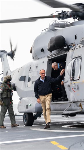 Deutsche Marine on Instagram: "Am 28. August 2025 besuchte Bundeskanzler Friedrich Merz erstmals die Deutsche Marine. Nach Gesprächen mit dem Inspekteur der Marine, Vizeadmiral Jan Christian Kaack und dem Commander Task Force Baltic, Konteradmiral Stephan Haisch, flog er mit einem Marinehubschrauber des Typs NH90 „Sea Lion“ auf die Fregatte „Bayern“. Dort machte er einen Rundgang an Bord und erlebte eine umfassende Fähigkeitsdemonstration auf See - gemeinsam mit dem Minentauchereinsatzboot „Rott