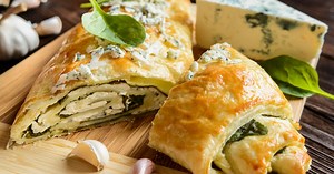 Štrudla sa sirom i blitvom, mekana kao duša: Recept za kiselo testo koje uspeva svima